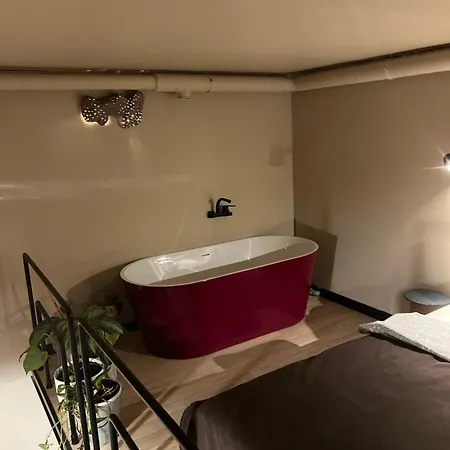 G Loft - Spacious Urban With Bathtub And Private Entrance Butas